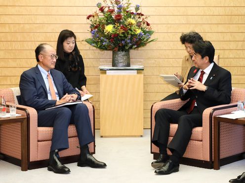 安倍总理在总理大臣官邸接受了世界银行行长金墉等的拜会。
