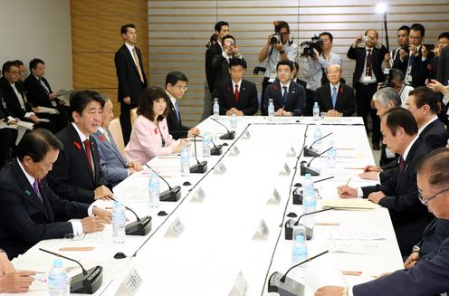 安倍总理在总理大臣官邸出席了2018年度第2次中央与地方协商会议。