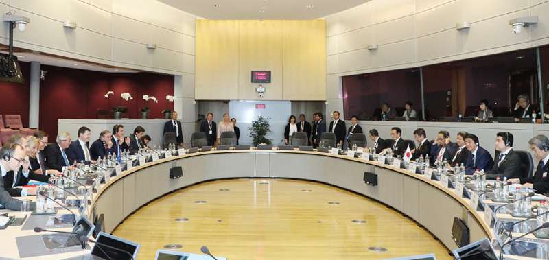 安倍总理访问了欧洲，出席了ASEM首脑会议。