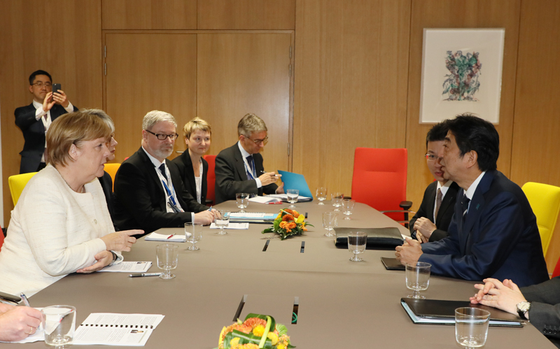 安倍总理访问了欧洲，出席了ASEM首脑会议。