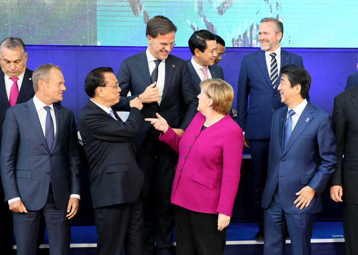 安倍总理访问了欧洲,出席了ASEM首脑会议。