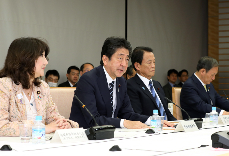 安倍总理在总理大臣官邸召开了第36次国家战略特别区域咨询会议。