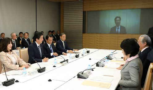 安倍总理在总理大臣官邸召开了第36次国家战略特别区域咨询会议。