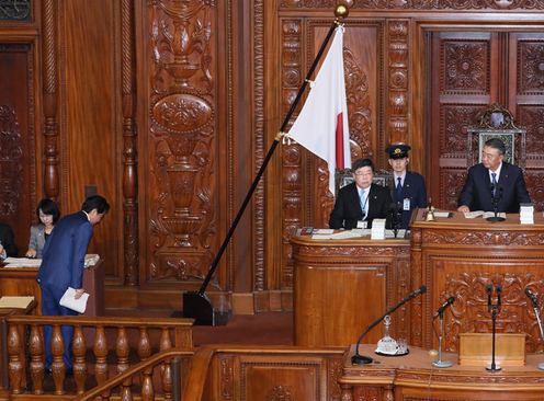 安倍总理在众议院全体会议及参议院全体会议上发表了第197届国会施政演说。