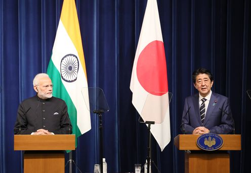 安倍总理在总理大臣官邸与印度总理纳伦德拉・莫迪举行了首脑会谈等。