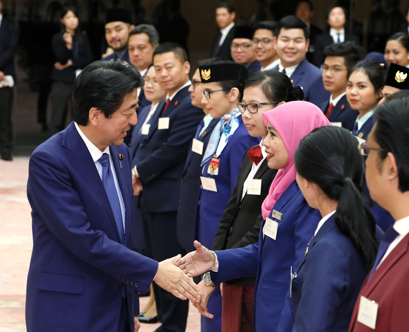 安倍总理在总理大臣官邸接受了参加“东南亚青年之船”青年代表等的拜访。