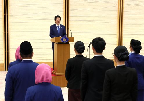 安倍总理在总理大臣官邸接受了参加“东南亚青年之船”青年代表等的拜访。