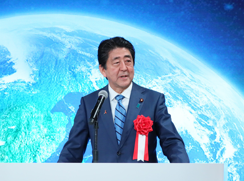 安倍总理出席了在东京都内举行的准天顶卫星系统“MICHIBIKI”启用纪念仪式。