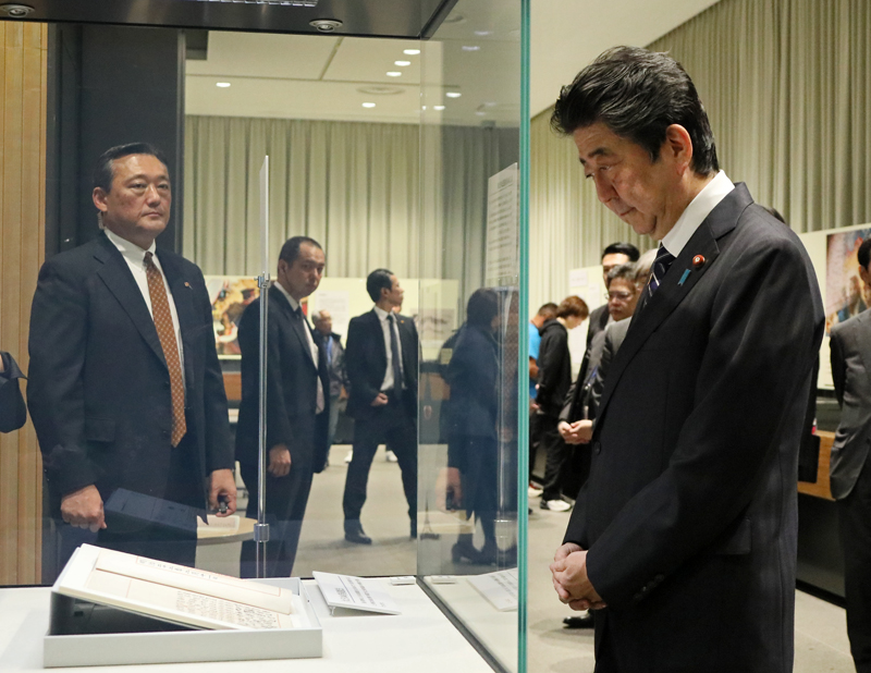 安倍总理参观了在国立公文书馆举行的2018年秋季特别展 明治150年纪念“跃动的明治－近代日本的序幕－”。