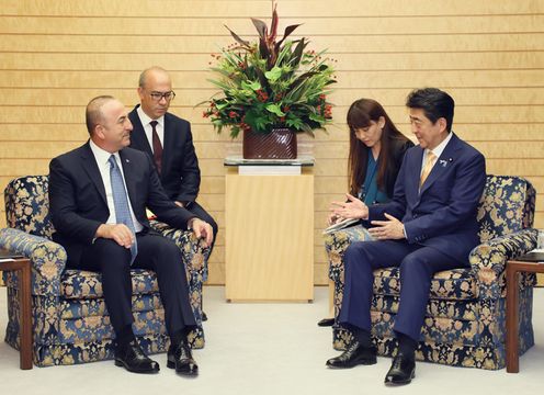 安倍总理在总理大臣官邸接受了土耳其共和国外交部长迈乌吕特・查武什奥卢的拜会。