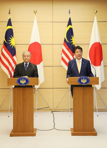 安倍总理在总理大臣官邸与马来西亚总理马哈蒂尔·宾·穆罕默德举行了首脑会谈等。
