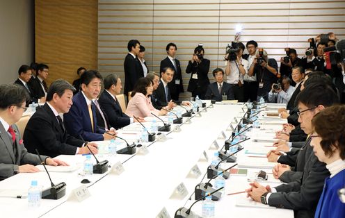 安倍总理在总理大臣官邸召开了第21次未来投资会议。