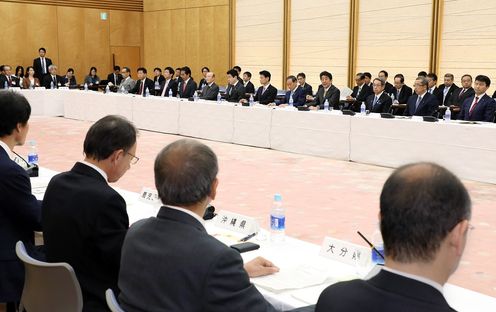 安倍总理在总理大臣官邸出席了全国都道府县知事会议。