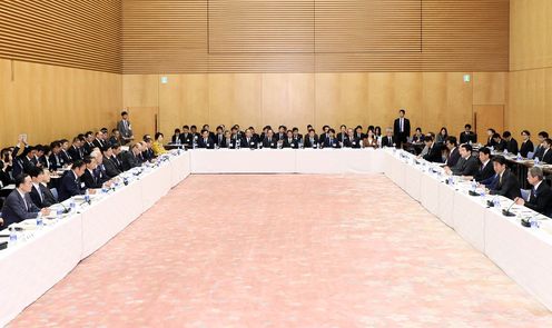安倍总理在总理大臣官邸出席了全国都道府县知事会议。