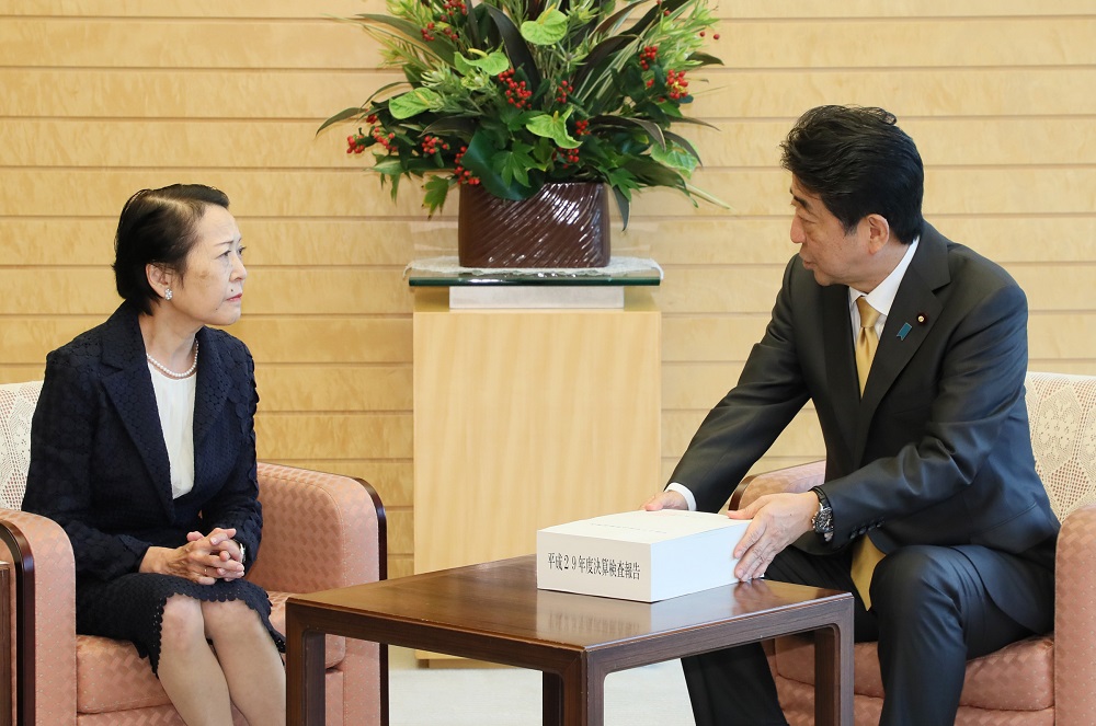 安倍总理在总理大臣官邸接收了日本会计检查院院长职务代理检查官柳麻理递交的2017年度决算检查报告。