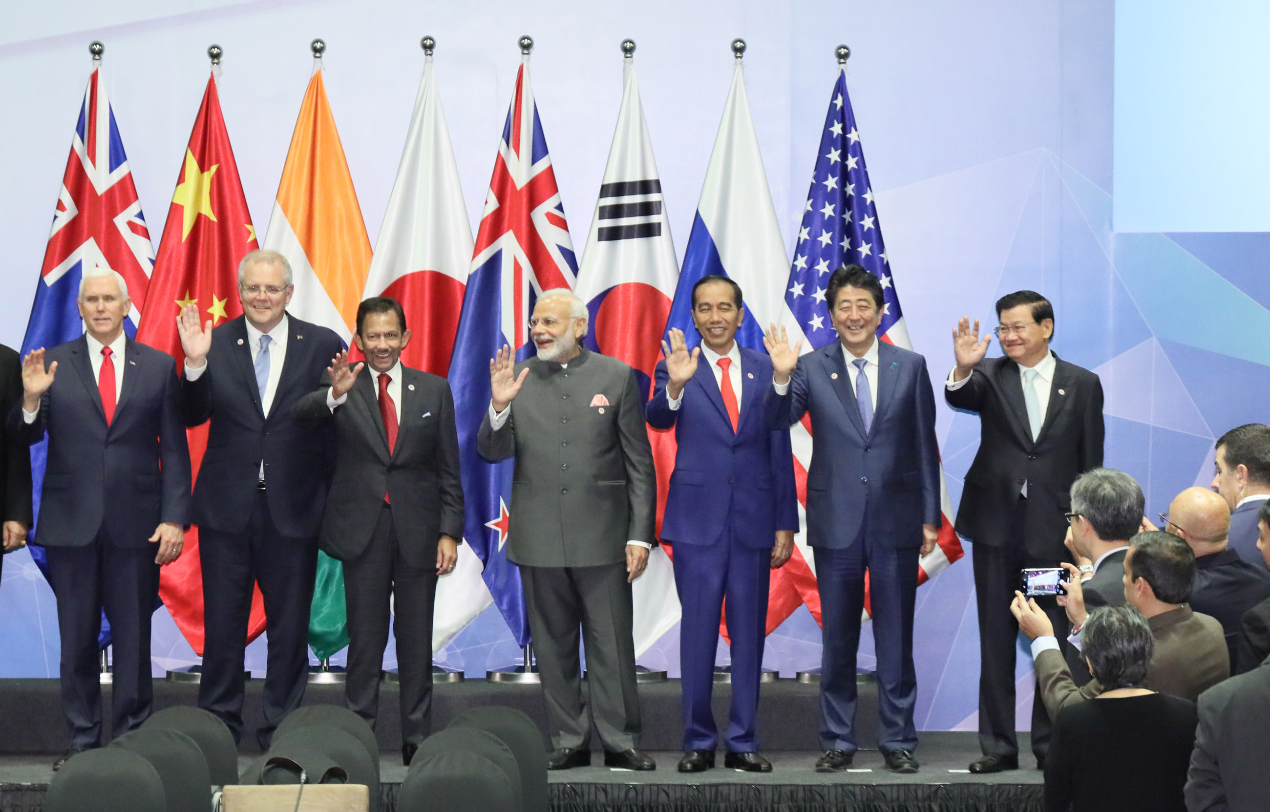 安倍总理出席了东南亚国家联盟（ASEAN）相关首脑会议等。