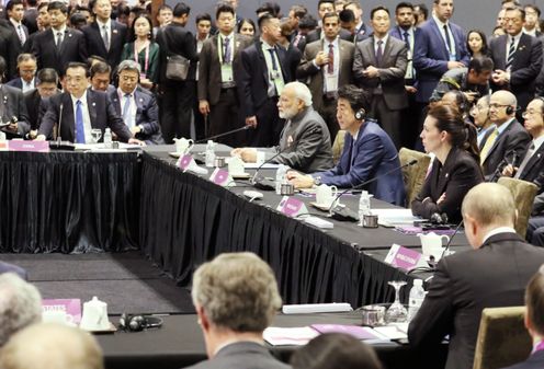 安倍总理出席了东南亚国家联盟（ASEAN）相关首脑会议等。