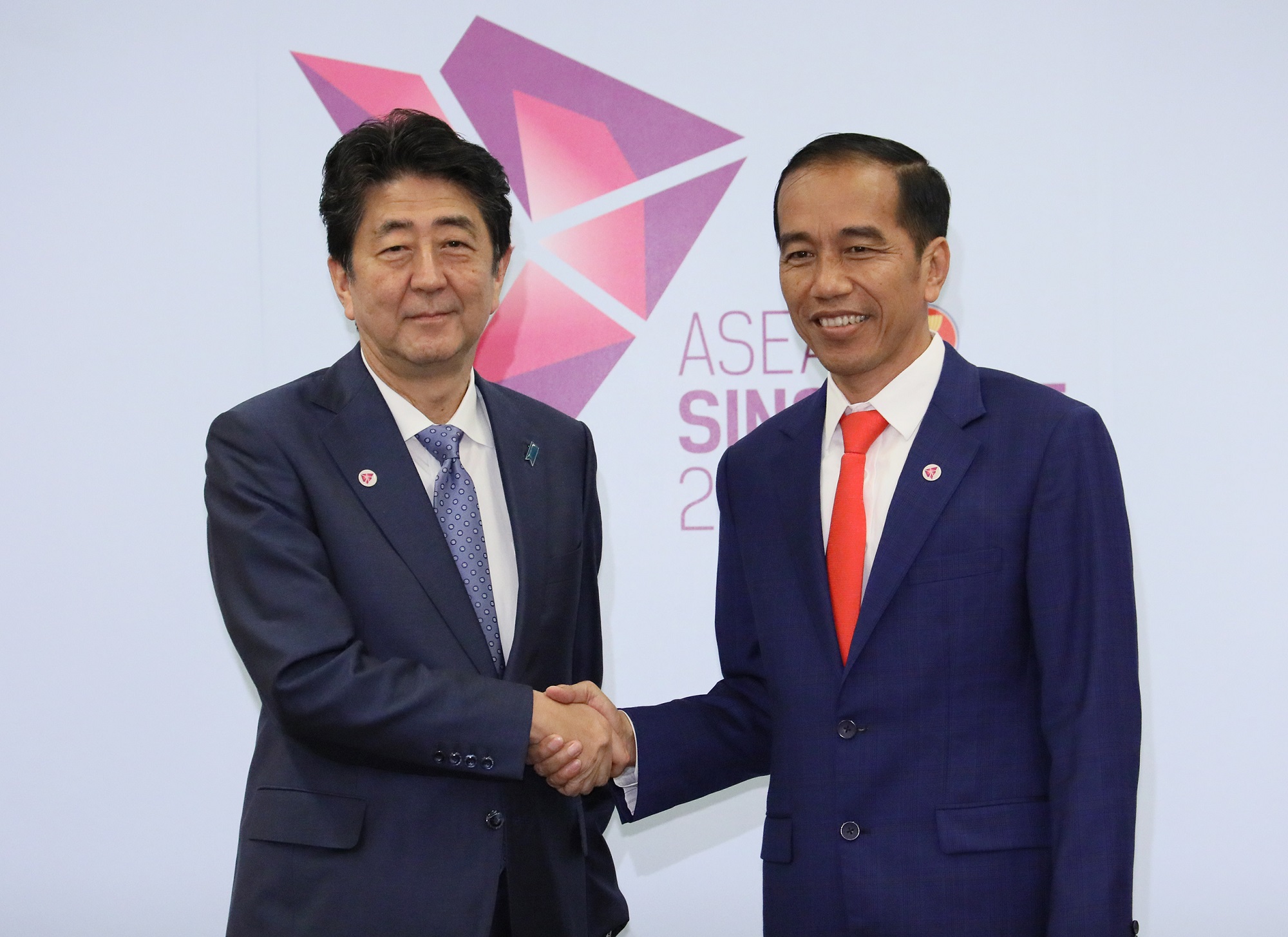 安倍总理出席了东南亚国家联盟(ASEAN)相关首脑会议等。