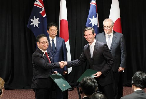 安倍总理访问了澳大利亚联邦。