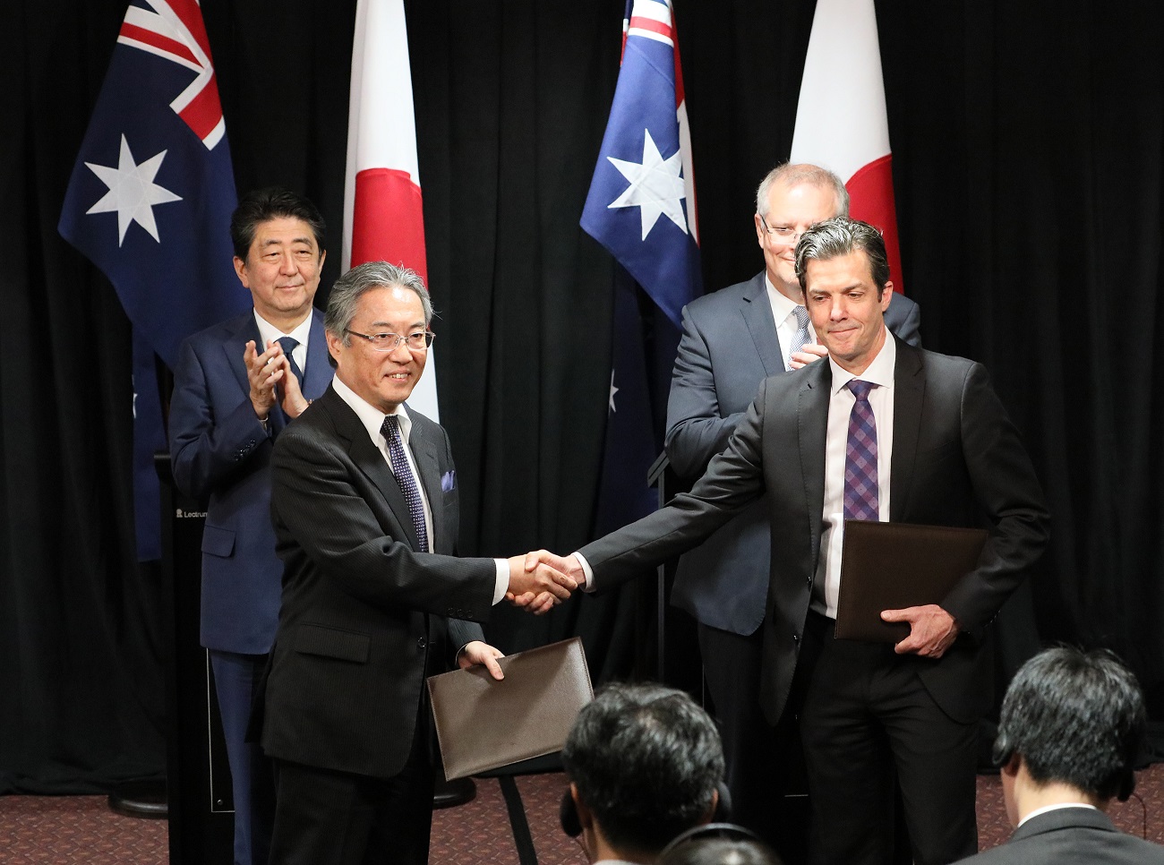 安倍总理访问了澳大利亚联邦。