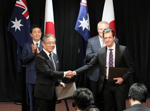 安倍总理访问了澳大利亚联邦。