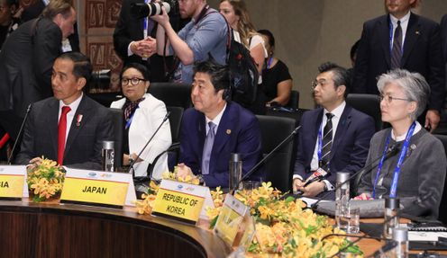 安倍总理出席了亚太经合组织（APEC）领导人会议等。