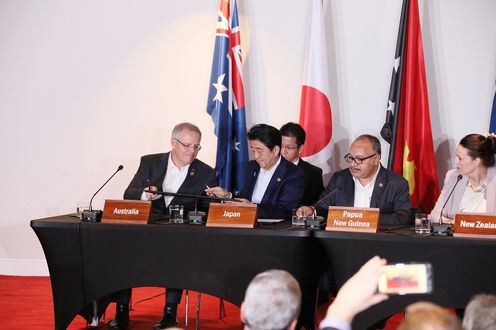 安倍总理出席了亚太经合组织（APEC）领导人会议等。