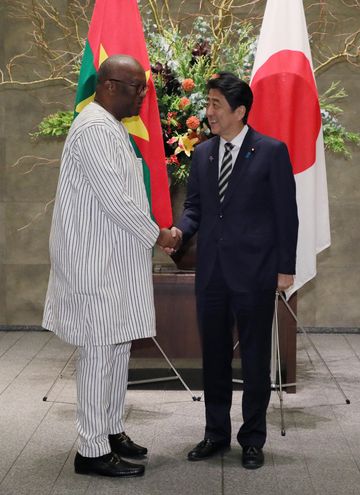 安倍总理在总理大臣官邸与布基纳法索总统罗克·马克·克里斯蒂安·卡博雷举行了首脑会谈等。