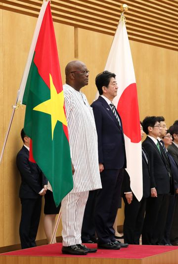 安倍总理在总理大臣官邸与布基纳法索总统罗克·马克·克里斯蒂安·卡博雷举行了首脑会谈等。