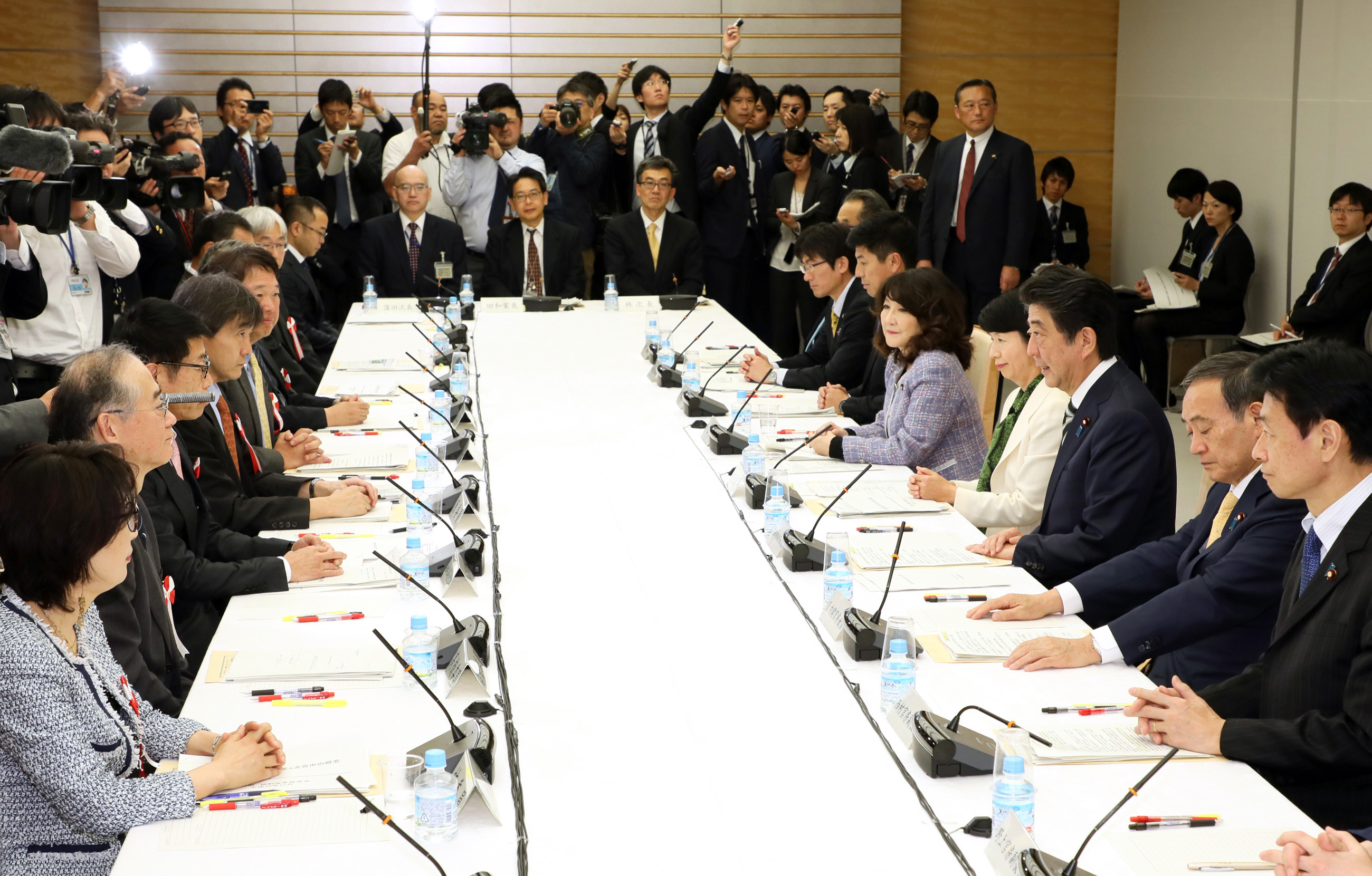 安倍总理在总理大臣官邸出席了第40次规制改革推进会议。