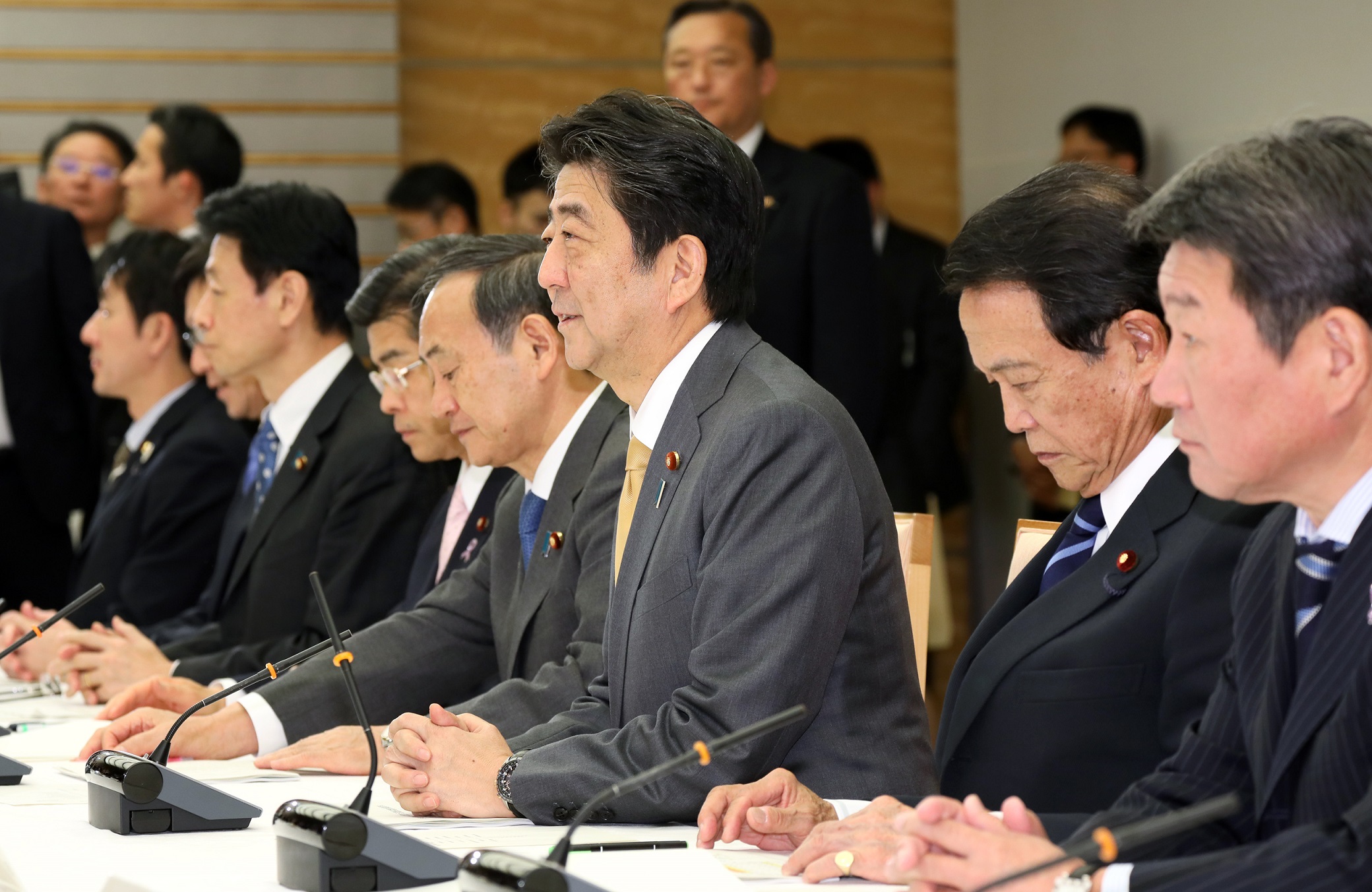 安倍总理在总理大臣官邸出席了有关每月例行经济报告等的相关阁僚会议。