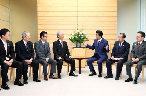 安倍总理在总理大臣官邸接受了2025年世界博览会申办相关人员的拜访。