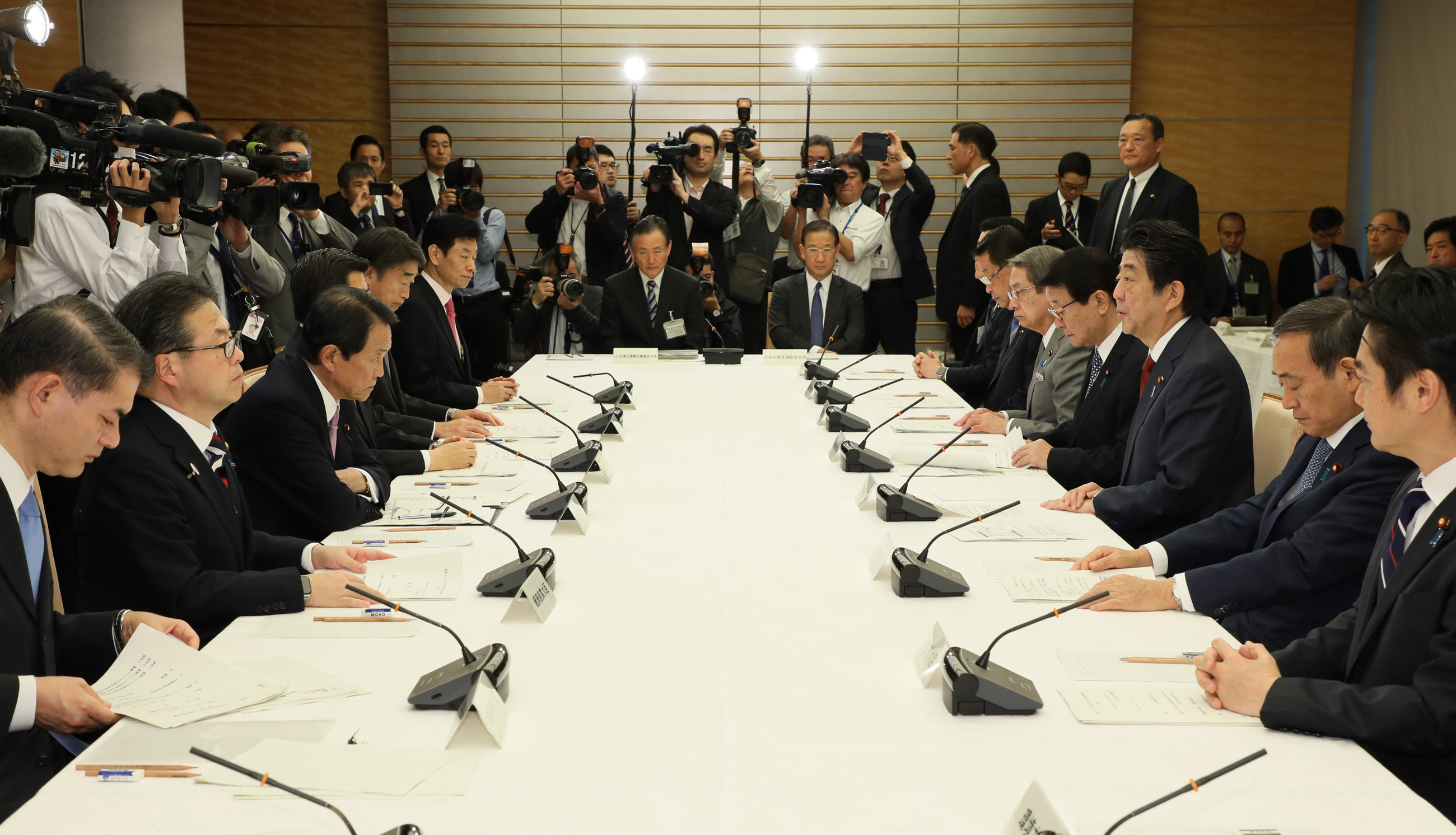 安倍总理在总理大臣官邸召开了第2次有关重要基础设施紧急检查的相关阁僚会议。