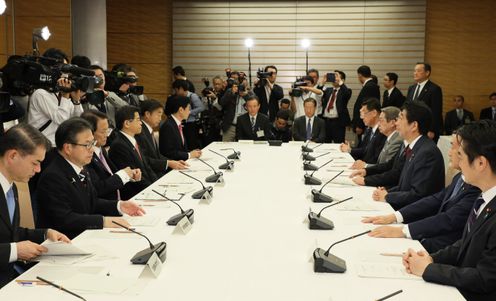 安倍总理在总理大臣官邸召开了第2次有关重要基础设施紧急检查的相关阁僚会议。