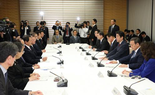 安倍总理在总理大臣官邸召开了第24次农林水产业与地域活力创造本部会议。