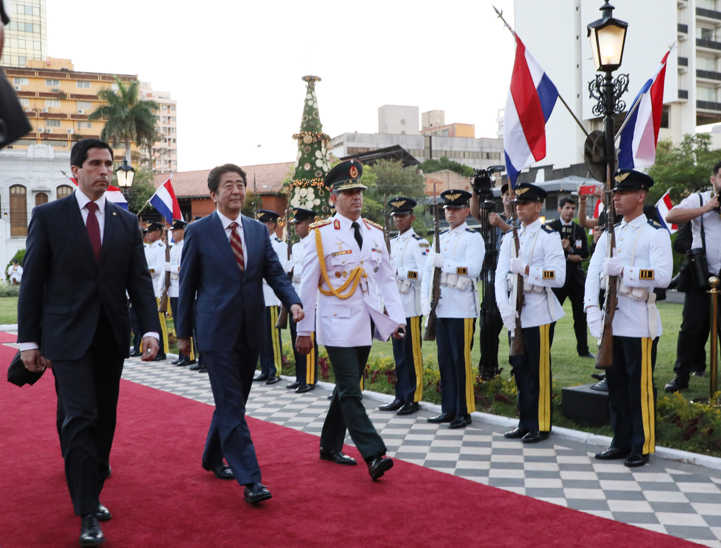 安倍总理访问了巴拉圭共和国的亚松森。