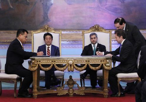 安倍总理访问了巴拉圭共和国的亚松森。