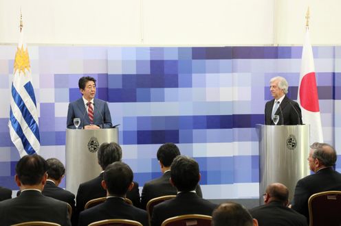 安倍总理访问了乌拉圭东岸共和国的蒙得维的亚。
