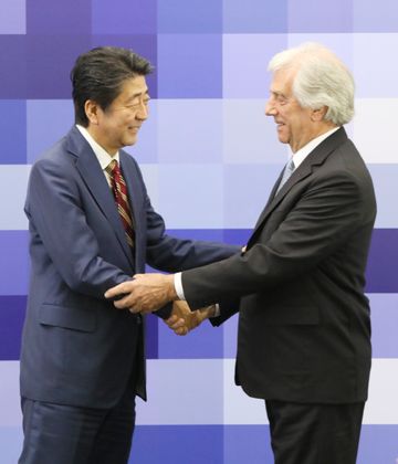 安倍总理访问了乌拉圭东岸共和国的蒙得维的亚。