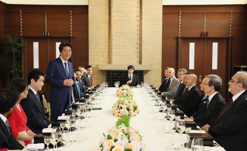 安倍总理在总理大臣公邸邀请会说日语的驻日各国大使举行了午餐会。
