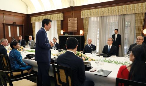 安倍总理在总理大臣公邸邀请会说日语的驻日各国大使举行了午餐会。
