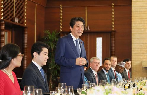 安倍总理在总理大臣公邸邀请会说日语的驻日各国大使举行了午餐会。