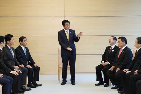安倍总理在总理大臣官邸接受了执政党大阪府选区国会议员的拜访。