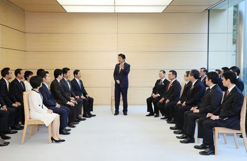 安倍总理在总理大臣官邸接受了执政党大阪府选区国会议员的拜访。