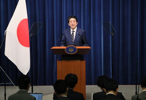 安倍总理举行了记者招待会。