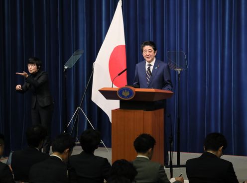 安倍总理举行了记者招待会。