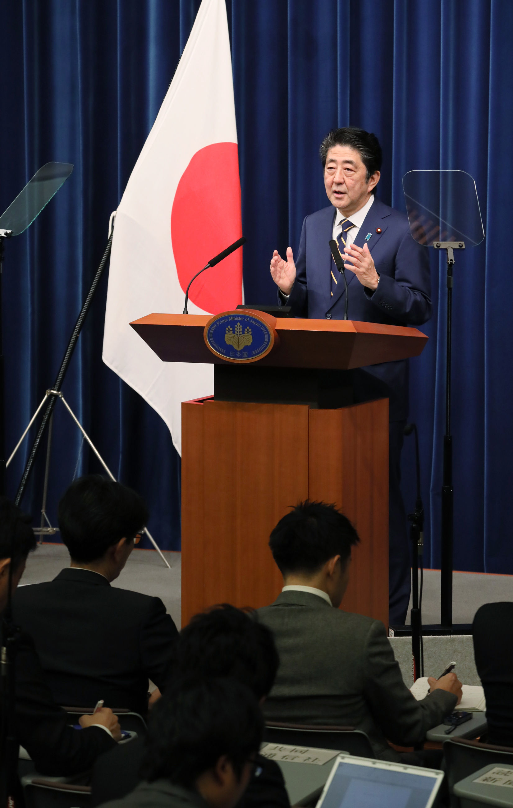 安倍总理举行了记者招待会。