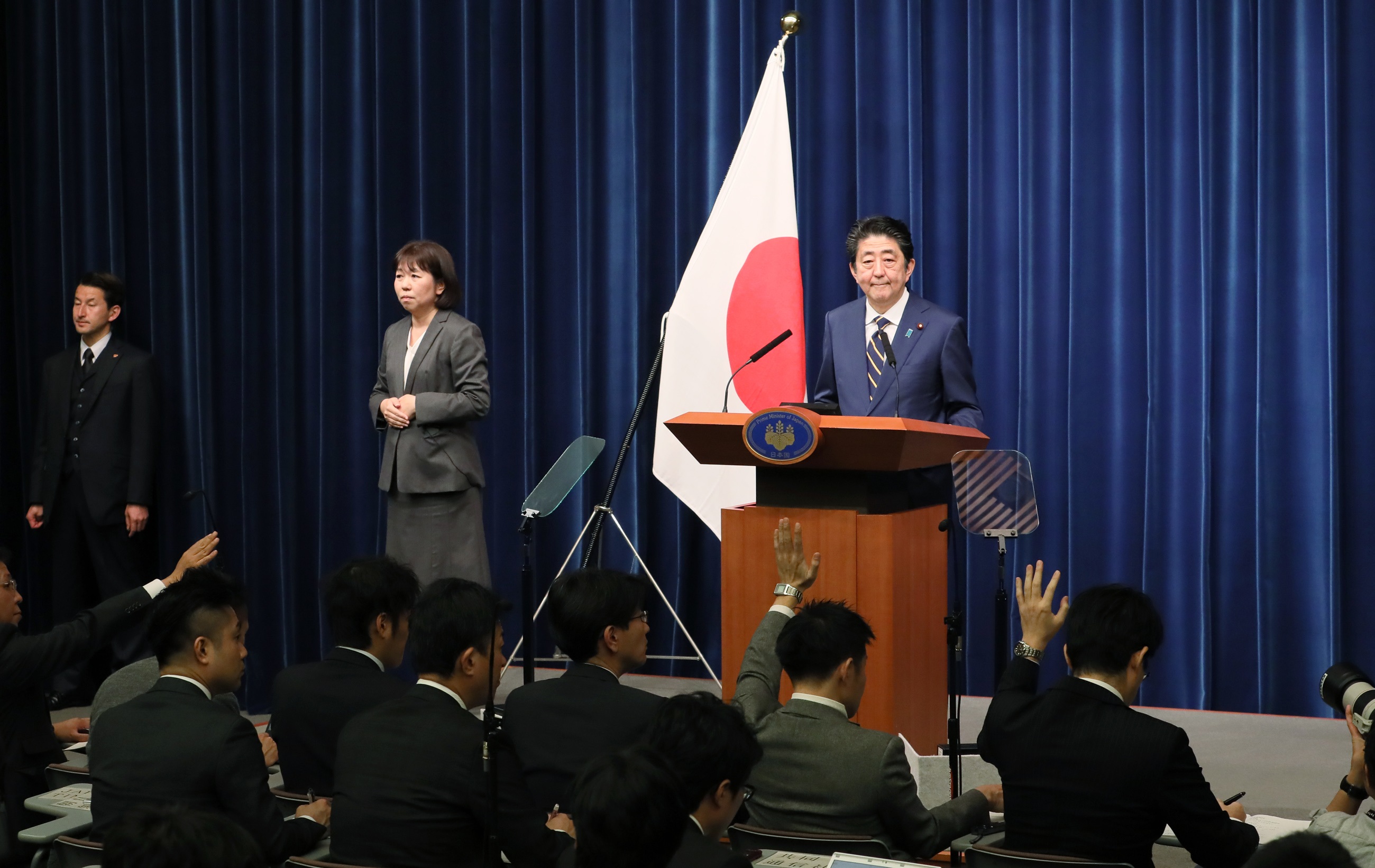 安倍总理举行了记者招待会。