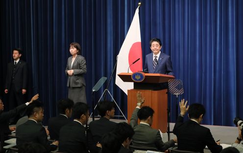 安倍总理举行了记者招待会。