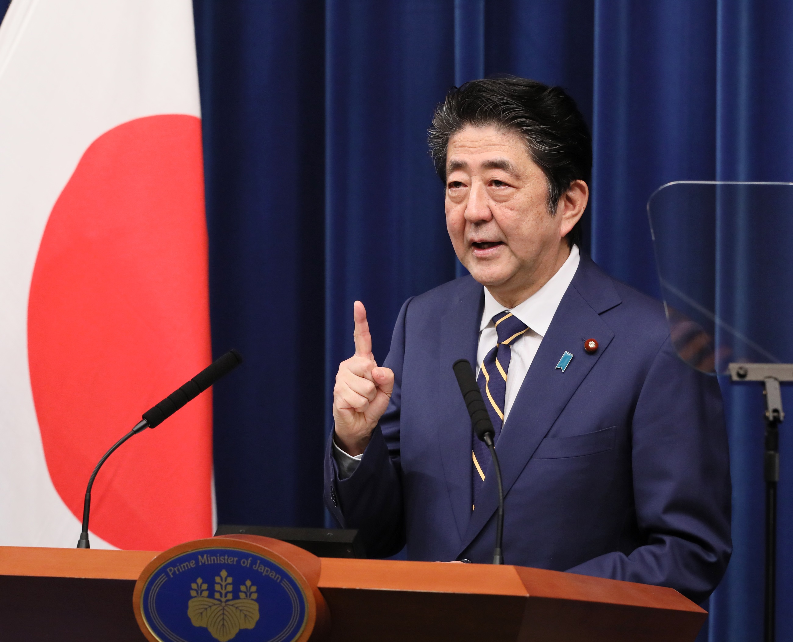 安倍总理举行了记者招待会。